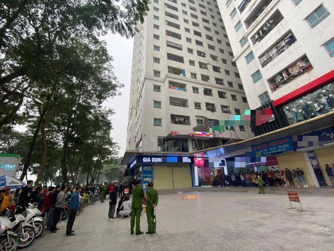Một người đàn ông rơi từ tầng cao chung cư, tử vong tại chỗ - Ảnh 1. Một người đàn ông rơi từ tầng cao chung cư, tử vong tại chỗ - Ảnh 1.