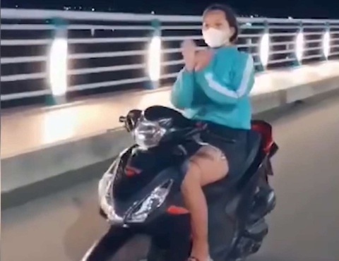 Cô gái phóng xe vun vút, buông tay lái lả lướt múa quạt, tạo hình trái tim - Ảnh 1. Cô gái phóng xe vun vút, buông tay lái lả lướt múa quạt, tạo hình trái tim - Ảnh 1.