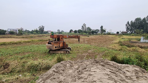 Máy ép cọc đổ đè chết 2 cháu nhỏ, 2 bé khác đa chấn thương - Ảnh 1. Máy ép cọc đổ đè chết 2 cháu nhỏ, 2 bé khác đa chấn thương - Ảnh 1.