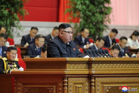 Ông Kim Jong Un xác nhận không đạt nhiều mục tiêu kế hoạch kinh tế 5 năm - Ảnh 3. Ông Kim Jong Un xác nhận không đạt nhiều mục tiêu kế hoạch kinh tế 5 năm - Ảnh 3.