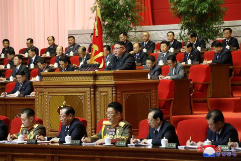 Ông Kim Jong Un xác nhận không đạt nhiều mục tiêu kế hoạch kinh tế 5 năm - Ảnh 4. Ông Kim Jong Un xác nhận không đạt nhiều mục tiêu kế hoạch kinh tế 5 năm - Ảnh 4.