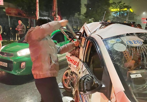 Nữ hành khách chết trong taxi bẹp dúm sau va chạm xe bán tải - Ảnh 2. Nữ hành khách chết trong taxi bẹp dúm sau va chạm xe bán tải - Ảnh 2.