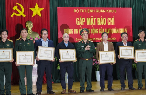 Quân khu 5 tặng bằng khen cho báo Tuổi Trẻ - Ảnh 2. Quân khu 5 tặng bằng khen cho báo Tuổi Trẻ - Ảnh 2.