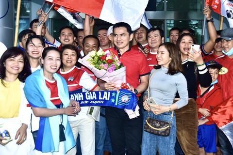 Phố núi chào đón ‘người nhà’ Kiatisak - Ảnh 1. Phố núi chào đón ‘người nhà’ Kiatisak - Ảnh 1.