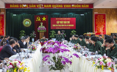 Quân khu 5 tặng bằng khen cho báo Tuổi Trẻ - Ảnh 1. Quân khu 5 tặng bằng khen cho báo Tuổi Trẻ - Ảnh 1.