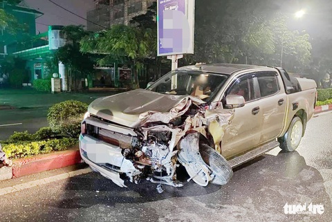 Nữ hành khách chết trong taxi bẹp dúm sau va chạm xe bán tải - Ảnh 3. Nữ hành khách chết trong taxi bẹp dúm sau va chạm xe bán tải - Ảnh 3.