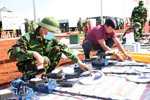 một đơn vị công binh đang kiểm tra các thiết bị rà phá bom mìn ở khu vực dự án 1(read-only) một đơn vị công binh đang kiểm tra các thiết bị rà phá bom mìn ở khu vực dự án 1(read-only)