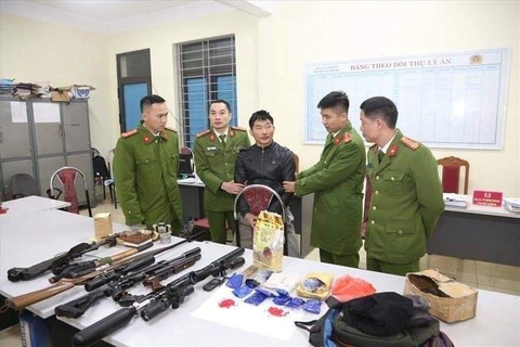 Bắt nam thanh niên tàng trữ ma túy cùng hàng loạt súng khủng và lựu đạn - Ảnh 1. Bắt nam thanh niên tàng trữ ma túy cùng hàng loạt súng khủng và lựu đạn - Ảnh 1.