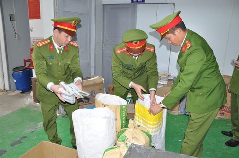 Phát hiện kho sữa khủng nguyên liệu Trung Quốc với đủ nhãn mác trong một nhà máy - Ảnh 1. Phát hiện kho sữa khủng nguyên liệu Trung Quốc với đủ nhãn mác trong một nhà máy - Ảnh 1.
