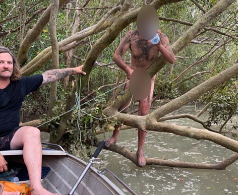 Ngư dân tưởng gặp Tarzan, ai ngờ là kẻ cướp trần truồng giữa rừng ngập mặn - Ảnh 1. Ngư dân tưởng gặp Tarzan, ai ngờ là kẻ cướp trần truồng giữa rừng ngập mặn - Ảnh 1.
