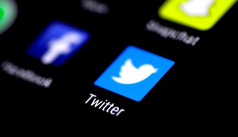 Sau Twitter đình chỉ tài khoản, đến lượt Facebook, YouTube xóa video của ông Trump - Ảnh 1. Sau Twitter đình chỉ tài khoản, đến lượt Facebook, YouTube xóa video của ông Trump - Ảnh 1.