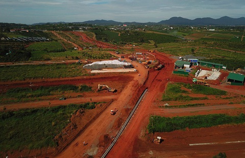 Độc chiêu hiến đất để... xẻ thịt đồi chè - Ảnh 1. Độc chiêu hiến đất để... xẻ thịt đồi chè - Ảnh 1.