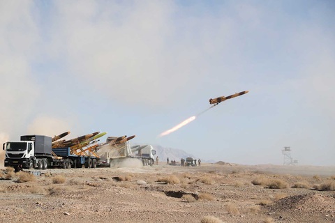 Iran phô diễn máy bay không người lái mang tên lửa - Ảnh 2. Iran phô diễn máy bay không người lái mang tên lửa - Ảnh 2.