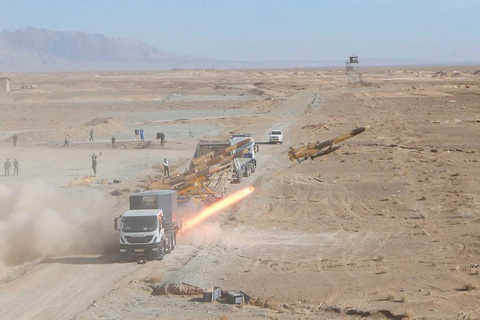 Iran phô diễn máy bay không người lái mang tên lửa - Ảnh 3. Iran phô diễn máy bay không người lái mang tên lửa - Ảnh 3.