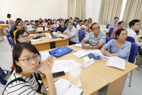 Vừa dạy vừa tập huấn kín mít tuần, thầy cô giáo than không còn sức - Ảnh 1. Vừa dạy vừa tập huấn kín mít tuần, thầy cô giáo than không còn sức - Ảnh 1.