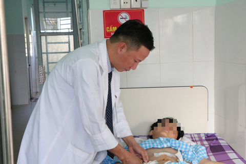 Bé trai bị trái bóng đập vỡ lách nhưng giấu mẹ, may được cứu sống - Ảnh 1. Bé trai bị trái bóng đập vỡ lách nhưng giấu mẹ, may được cứu sống - Ảnh 1.