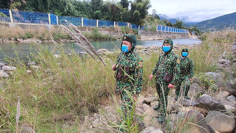 Băng giá phủ trắng cây cỏ trên đỉnh Cao Ly tại Quảng Ninh - Ảnh 7. Băng giá phủ trắng cây cỏ trên đỉnh Cao Ly tại Quảng Ninh - Ảnh 7.