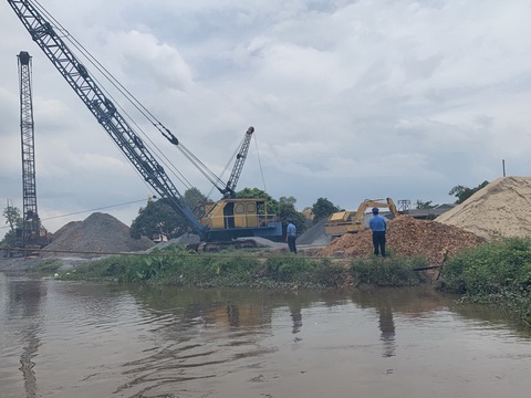 TP.HCM yêu cầu xử lý triệt để 57 bến thủy hoạt động trên sông rạch trái phép - Ảnh 1. TP.HCM yêu cầu xử lý triệt để 57 bến thủy hoạt động trên sông rạch trái phép - Ảnh 1.