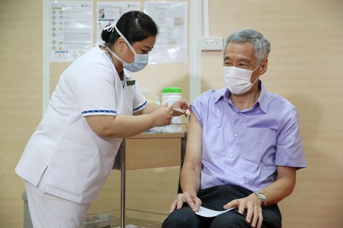 Thủ tướng Singapore tiêm vắc xin COVID-19 của hãng Pfizer/BioNTech - Ảnh 1. Thủ tướng Singapore tiêm vắc xin COVID-19 của hãng Pfizer/BioNTech - Ảnh 1.