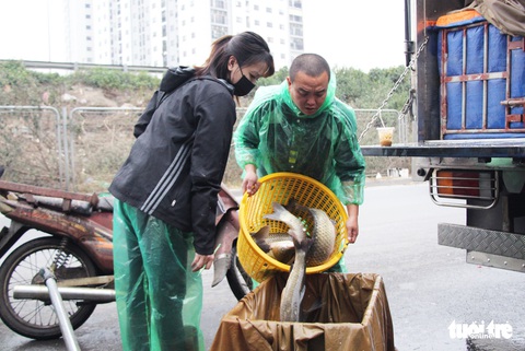 Tay trần khiêng đá lạnh dưới cái rét buốt giá - Ảnh 2. Tay trần khiêng đá lạnh dưới cái rét buốt giá - Ảnh 2.