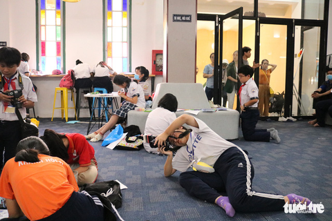 Học sinh thích thú với vòng chung kết thi ảnh Trò chuyện cùng sách - Ảnh 2. Học sinh thích thú với vòng chung kết thi ảnh Trò chuyện cùng sách - Ảnh 2.