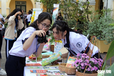 Học sinh thích thú với vòng chung kết thi ảnh Trò chuyện cùng sách - Ảnh 5. Học sinh thích thú với vòng chung kết thi ảnh Trò chuyện cùng sách - Ảnh 5.