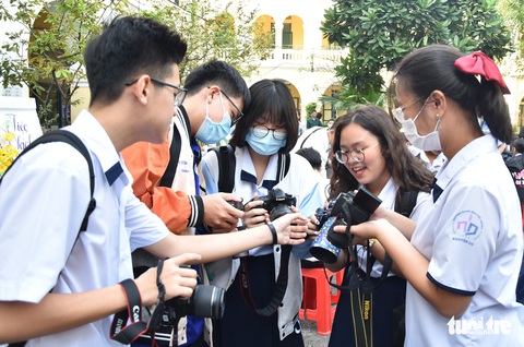 Học sinh thích thú với vòng chung kết thi ảnh Trò chuyện cùng sách - Ảnh 3. Học sinh thích thú với vòng chung kết thi ảnh Trò chuyện cùng sách - Ảnh 3.