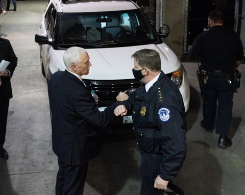Phó tổng thống Mike Pence giận dữ chưa từng thấy khi mắc kẹt trong Điện Capitol - Ảnh 2. Phó tổng thống Mike Pence giận dữ chưa từng thấy khi mắc kẹt trong Điện Capitol - Ảnh 2.