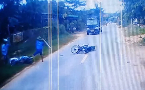 Điều tra vụ người đàn ông dùng gậy đánh liên tiếp nam thanh niên trên đường - Ảnh 1. Điều tra vụ người đàn ông dùng gậy đánh liên tiếp nam thanh niên trên đường - Ảnh 1.