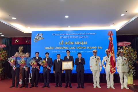 Sở Giao thông vận tải TP.HCM đón nhận Huân chương Lao động hạng 3 - Ảnh 1. Sở Giao thông vận tải TP.HCM đón nhận Huân chương Lao động hạng 3 - Ảnh 1.