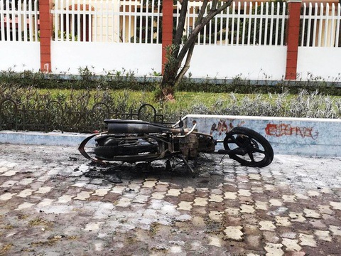 Vượt đèn đỏ bị CSGT vịn, người đàn ông tự đốt xe cháy rụi - Ảnh 1. Vượt đèn đỏ bị CSGT vịn, người đàn ông tự đốt xe cháy rụi - Ảnh 1.