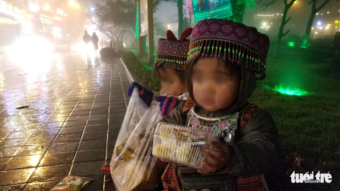 Đêm Sa Pa rét 2 độ, trẻ em vẫn bị đẩy ra đường bán hàng - Ảnh 9. Đêm Sa Pa rét 2 độ, trẻ em vẫn bị đẩy ra đường bán hàng - Ảnh 9.