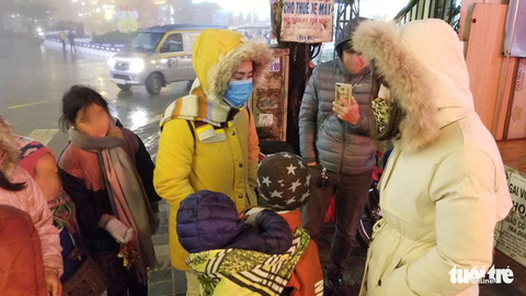 Đêm Sa Pa rét 2 độ, trẻ em vẫn bị đẩy ra đường bán hàng - Ảnh 8. Đêm Sa Pa rét 2 độ, trẻ em vẫn bị đẩy ra đường bán hàng - Ảnh 8.