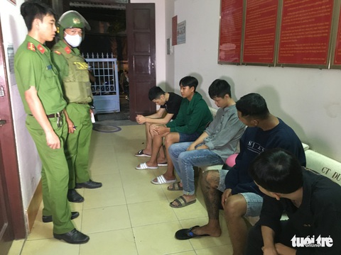 Cảnh sát 113 ngăn 2 nhóm thanh niên chém nhau - Ảnh 1. Cảnh sát 113 ngăn 2 nhóm thanh niên chém nhau - Ảnh 1.