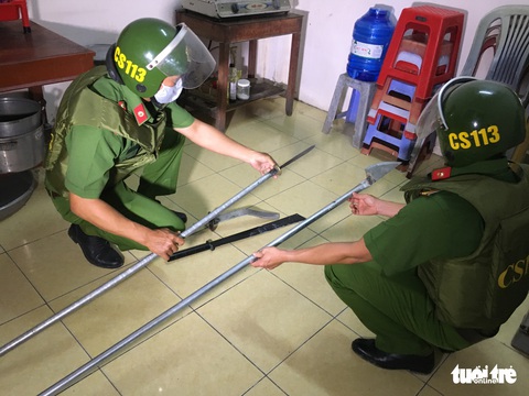 Cảnh sát 113 ngăn 2 nhóm thanh niên chém nhau - Ảnh 2. Cảnh sát 113 ngăn 2 nhóm thanh niên chém nhau - Ảnh 2.