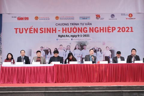 Hơn 4.000 học sinh dự tư vấn tuyển sinh tại ĐH Vinh: Nhiều câu hỏi nóng ngành an ninh, quân đội - Ảnh 7. Hơn 4.000 học sinh dự tư vấn tuyển sinh tại ĐH Vinh: Nhiều câu hỏi nóng ngành an ninh, quân đội - Ảnh 7.