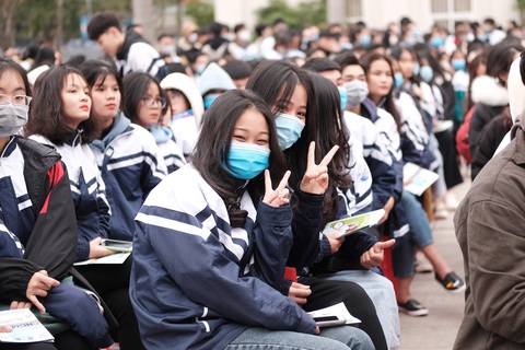 Hơn 4.000 học sinh dự tư vấn tuyển sinh tại ĐH Vinh: Nhiều câu hỏi nóng ngành an ninh, quân đội - Ảnh 9. Hơn 4.000 học sinh dự tư vấn tuyển sinh tại ĐH Vinh: Nhiều câu hỏi nóng ngành an ninh, quân đội - Ảnh 9.
