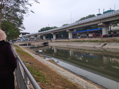 Phát hiện thi thể nam thanh niên trên sông Tô Lịch - Ảnh 1. Phát hiện thi thể nam thanh niên trên sông Tô Lịch - Ảnh 1.