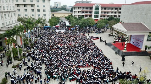 Hơn 4.000 học sinh dự tư vấn tuyển sinh tại ĐH Vinh: Nhiều câu hỏi nóng ngành an ninh, quân đội - Ảnh 1. Hơn 4.000 học sinh dự tư vấn tuyển sinh tại ĐH Vinh: Nhiều câu hỏi nóng ngành an ninh, quân đội - Ảnh 1.