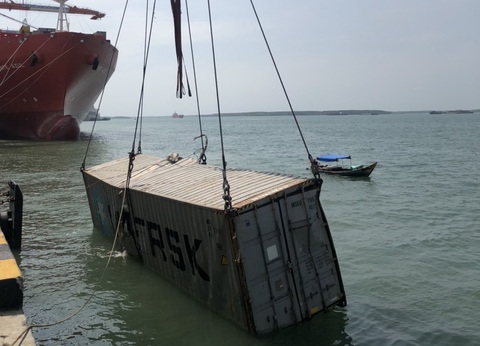 Sà lan nghiêng, 22 containner rơi xuống nước - Ảnh 1. Sà lan nghiêng, 22 containner rơi xuống nước - Ảnh 1.