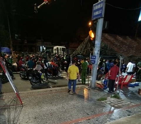 Bình Dương: Hàng ngàn người đi xe máy về quê ùn ứ các chốt chặn - Ảnh 2. Bình Dương: Hàng ngàn người đi xe máy về quê ùn ứ các chốt chặn - Ảnh 2.