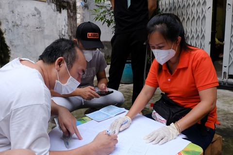 TP.HCM trao tiền hỗ trợ đến 7 triệu người - Ảnh 1. TP.HCM trao tiền hỗ trợ đến 7 triệu người - Ảnh 1.