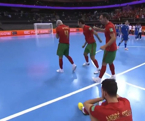 Thắng Kazakhstan ở loạt sút luân lưu, Bồ Đào Nha gặp Argentina ở chung kết Futsal World Cup - Ảnh 2. Thắng Kazakhstan ở loạt sút luân lưu, Bồ Đào Nha gặp Argentina ở chung kết Futsal World Cup - Ảnh 2.