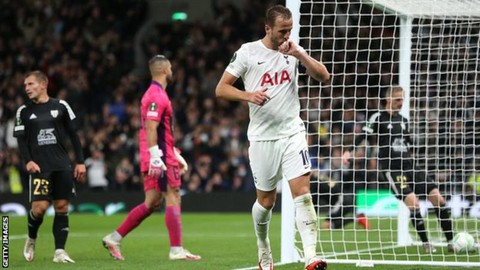 Vào sân từ ghế dự bị, Harry Kane lập hat-trick trong 20 phút giúp Tottenham thắng 5 sao - Ảnh 1. Vào sân từ ghế dự bị, Harry Kane lập hat-trick trong 20 phút giúp Tottenham thắng 5 sao - Ảnh 1.