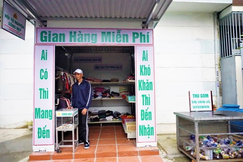 Ấm lòng gian hàng miễn phí nơi góc phố - Ảnh 2. Ấm lòng gian hàng miễn phí nơi góc phố - Ảnh 2.