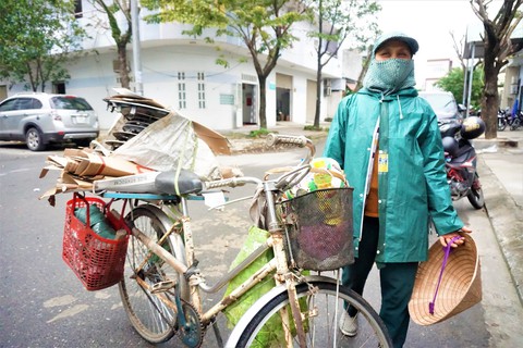 Ấm lòng gian hàng miễn phí nơi góc phố - Ảnh 1. Ấm lòng gian hàng miễn phí nơi góc phố - Ảnh 1.