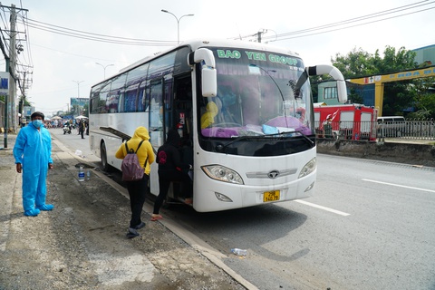 Hàng trăm bà con miền Tây bắt đầu rời TP.HCM lên xe tỉnh mình về quê - Ảnh 3. Hàng trăm bà con miền Tây bắt đầu rời TP.HCM lên xe tỉnh mình về quê - Ảnh 3.