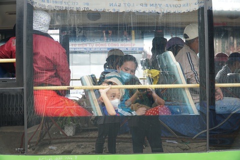 Hàng trăm bà con miền Tây bắt đầu rời TP.HCM lên xe tỉnh mình về quê - Ảnh 4. Hàng trăm bà con miền Tây bắt đầu rời TP.HCM lên xe tỉnh mình về quê - Ảnh 4.