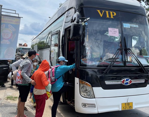 Long An bố trí xe khách, xe tải chở 1.261 người và xe về quê - Ảnh 1. Long An bố trí xe khách, xe tải chở 1.261 người và xe về quê - Ảnh 1.