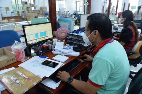Từ 1-10: Nhân viên nhà nước ở TP.HCM đi làm phải có thẻ xanh COVID - Ảnh 1. Từ 1-10: Nhân viên nhà nước ở TP.HCM đi làm phải có thẻ xanh COVID - Ảnh 1.
